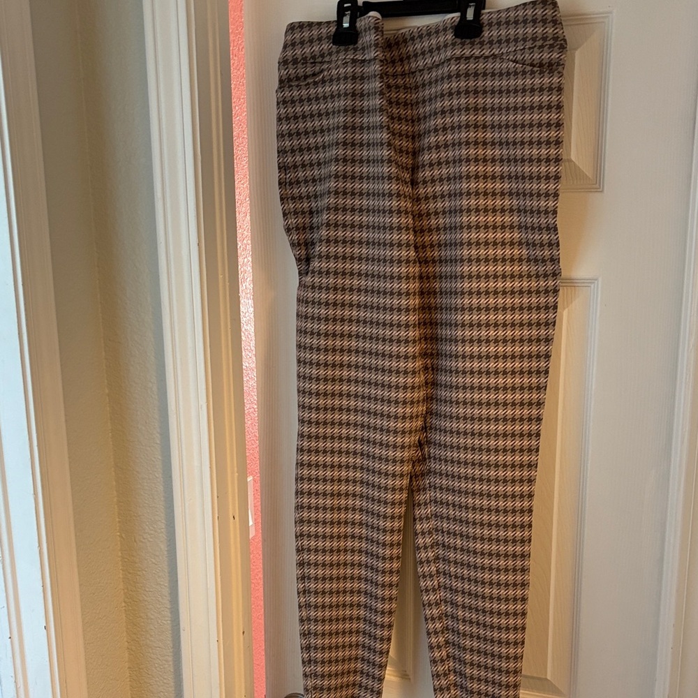 Maurices Brown and White Houndstooth Cropped Pants